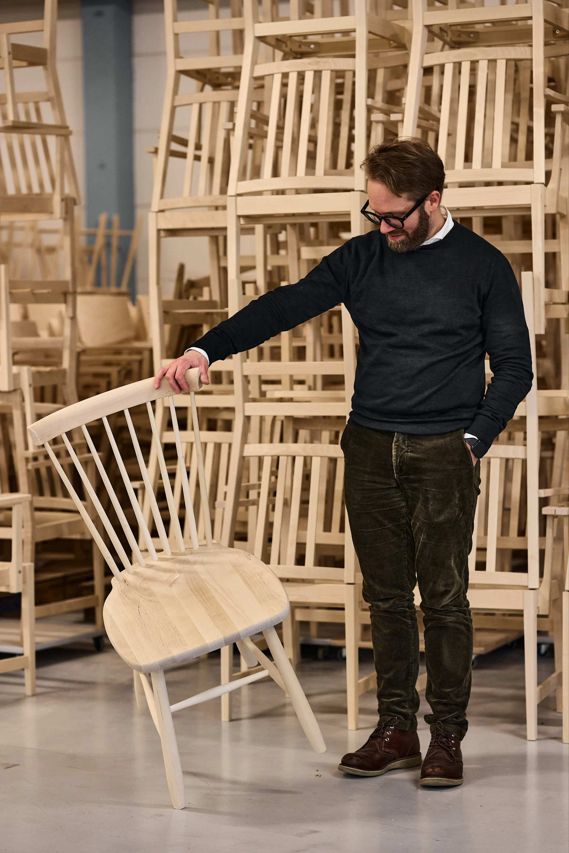 Martin Johansson VD för Stolab med Lilla Åland stol inne på fabriken i Smålandsstenar.