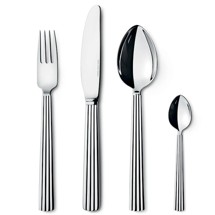 Bernadotte bestickset passar perfekt till den enkla nyårsdukningen men är även lika fina till vardags, de räfflade besticken i rostfritt stål kommer från Georg Jensen.