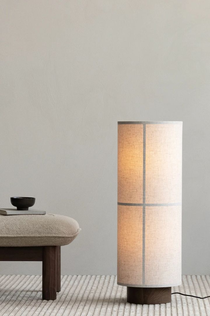 Hashira golvlampa från Audo Copenhagen är en riktig favorit bland snygga golvlampor. Denna cylinderformade lampa är tillverkad i stål med en fot av ask och en skärm av linnetyg. Lampan har ett modernt uttryck och ger ett mjukt, stämningsfullt ljus när den är tänd.