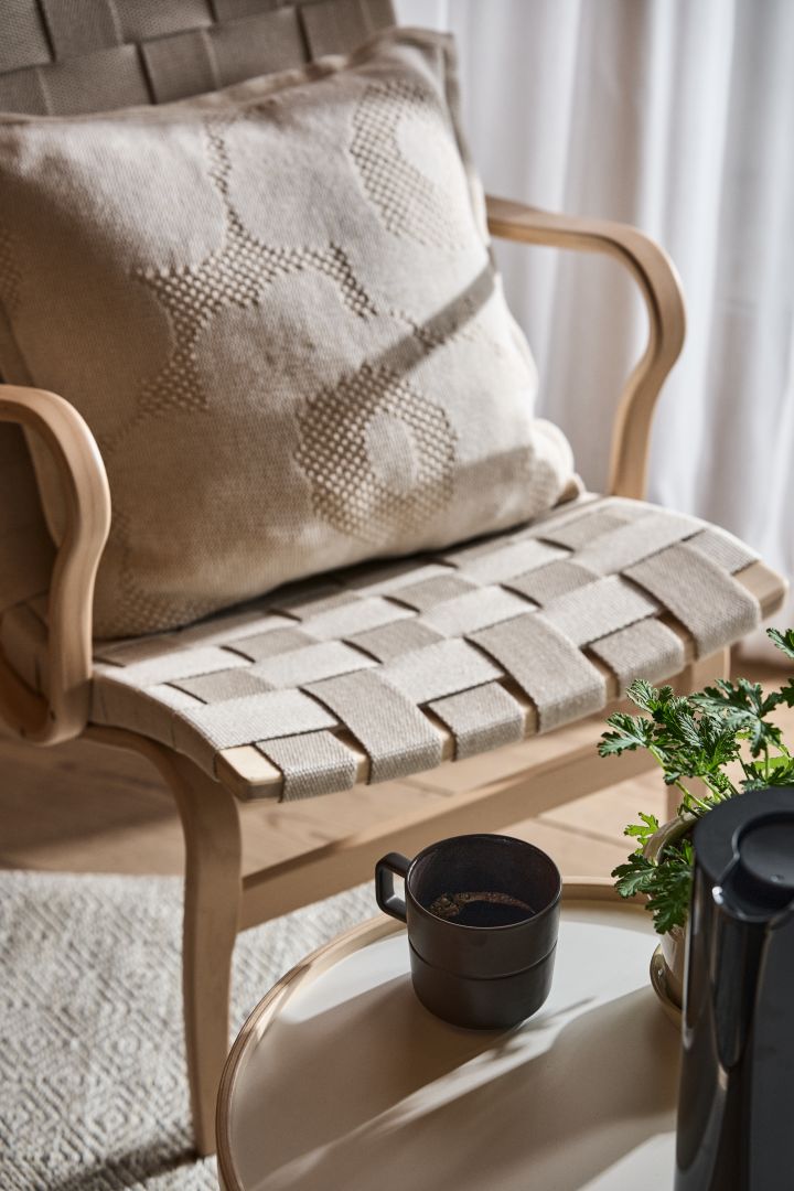 Eva fåtölj av Bruno Mathsson är en riktig ikon bland klassiska möbler och passar lika fint i det klassiska hemmet som det moderna. Här med linnegjord och armstöd i oljad ek, i fåtöljen en beige Unikko-kudde från Marimekko.
