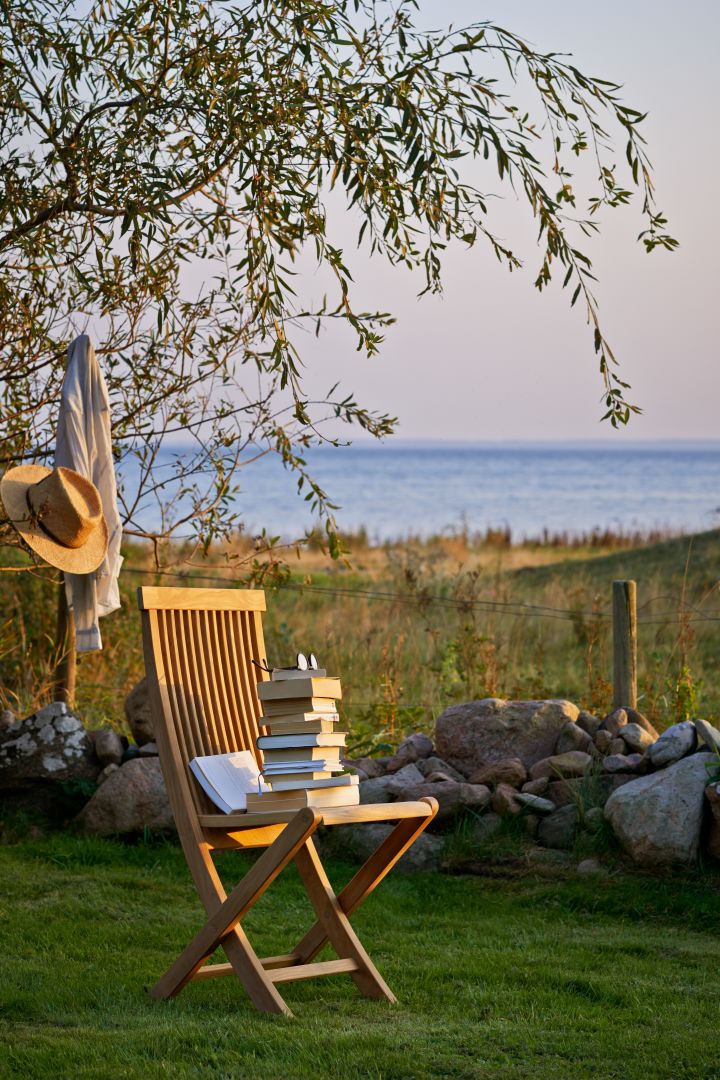 Viken trädgårdsstol i teak från Skargaarden är tillverkad helt i trä och är fällbar.