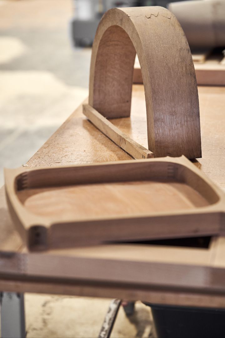 Bokdelar av en Gärsnäs-stol, i produktion på Gärsnäs möbelfabrik. 