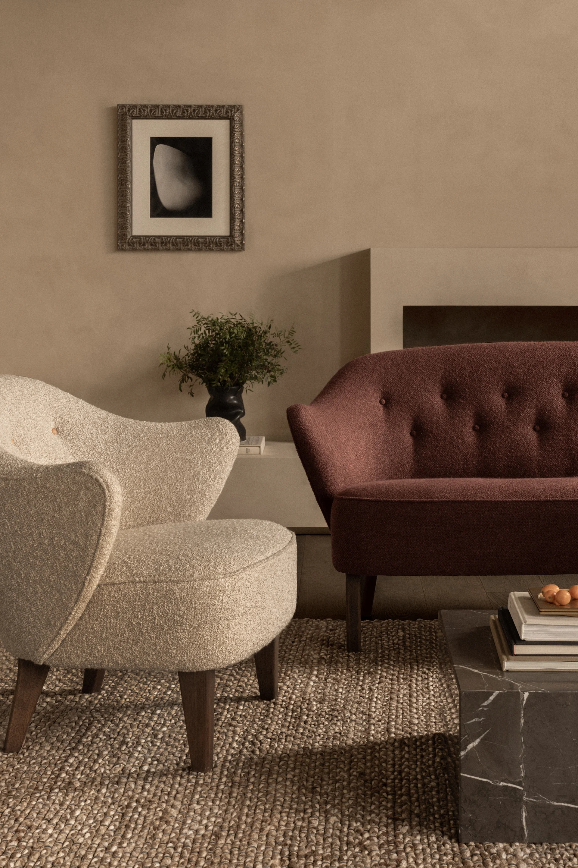 Bild som visar Ingeborg fåtölj i beige med ben i rökt ek, från varumärket Audo Copenhagen.