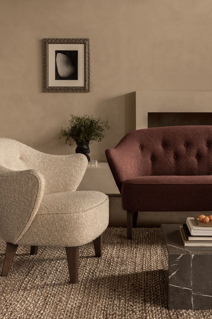 Bild som visar Ingeborg fåtölj i beige med ben i rökt ek, från varumärket Audo Copenhagen.