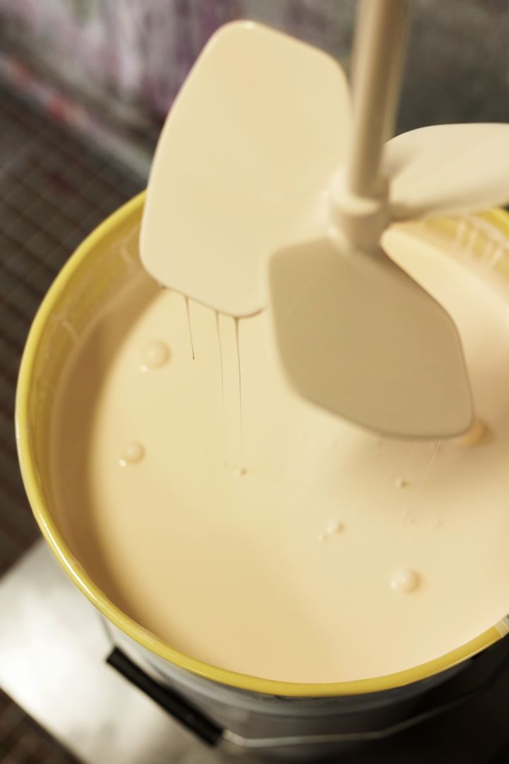 Bild som visar färgen vanilla blandas i Montanas fabrik i Danmark.
