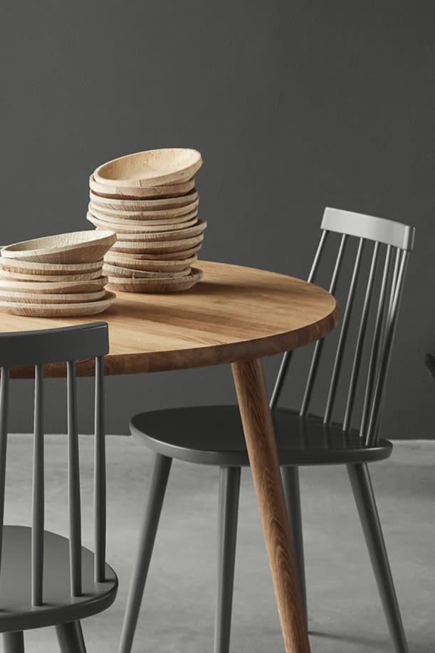 Pinnockio pinnstol i grått, i grupp runt matbord - formgiven av Yngve Ekström