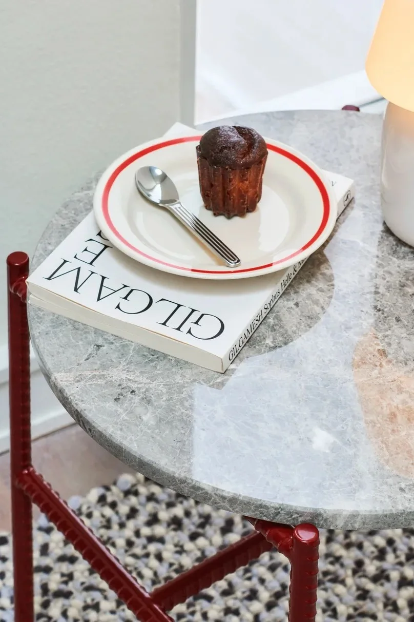 Rebar sidobord med marmorskiva och underrede i röd metall från HAY, rengör marmor genom att torka av skivan regelbundet, använd stensåpa och skydda skivan med underlägg.