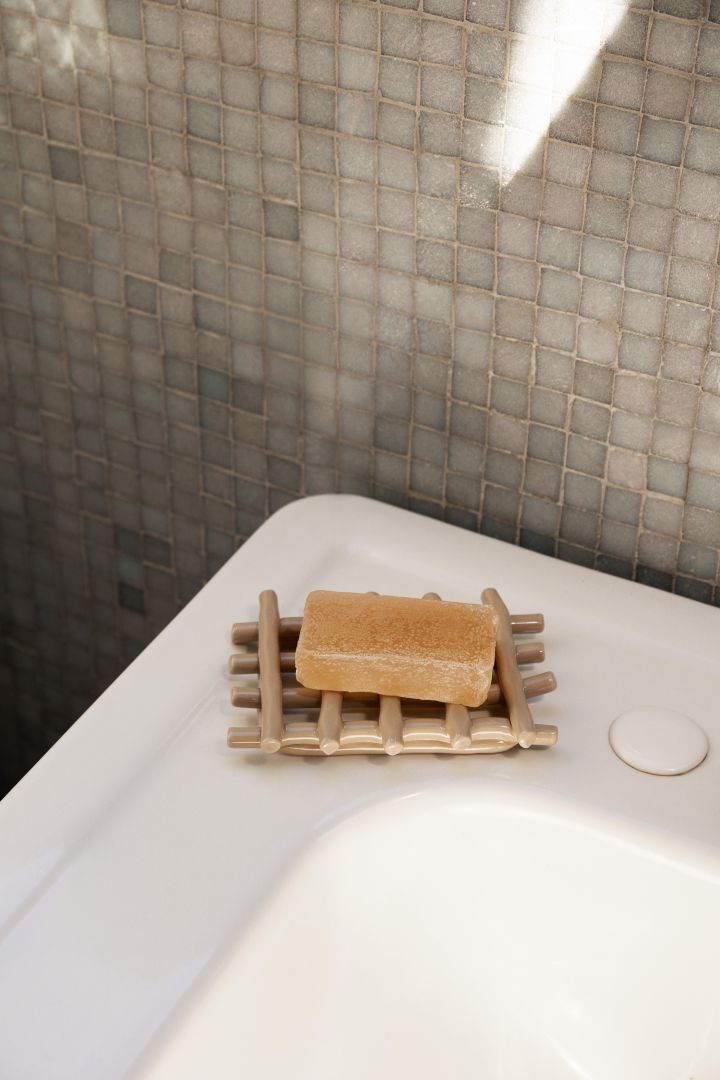 Detaljerna som gör ett lyxigt badrum, exempelvis Ceramic tvålfat från Ferm Living, ett tvålfat tillverkat i keramik där designen liknar ett rutnät, här placerat på handfat med en fin tvål på.