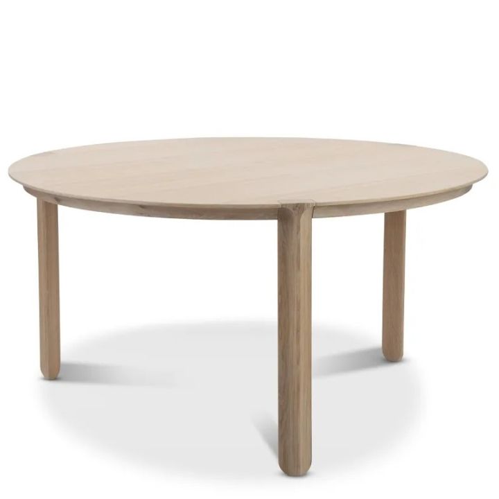 Amor matbord från Mavis är ett runt bord i massivt trä med tre rejäla ben och generös skiva som ger plats för många. För dig som vill ha en social matplats är detta ett perfekt runt matbord.