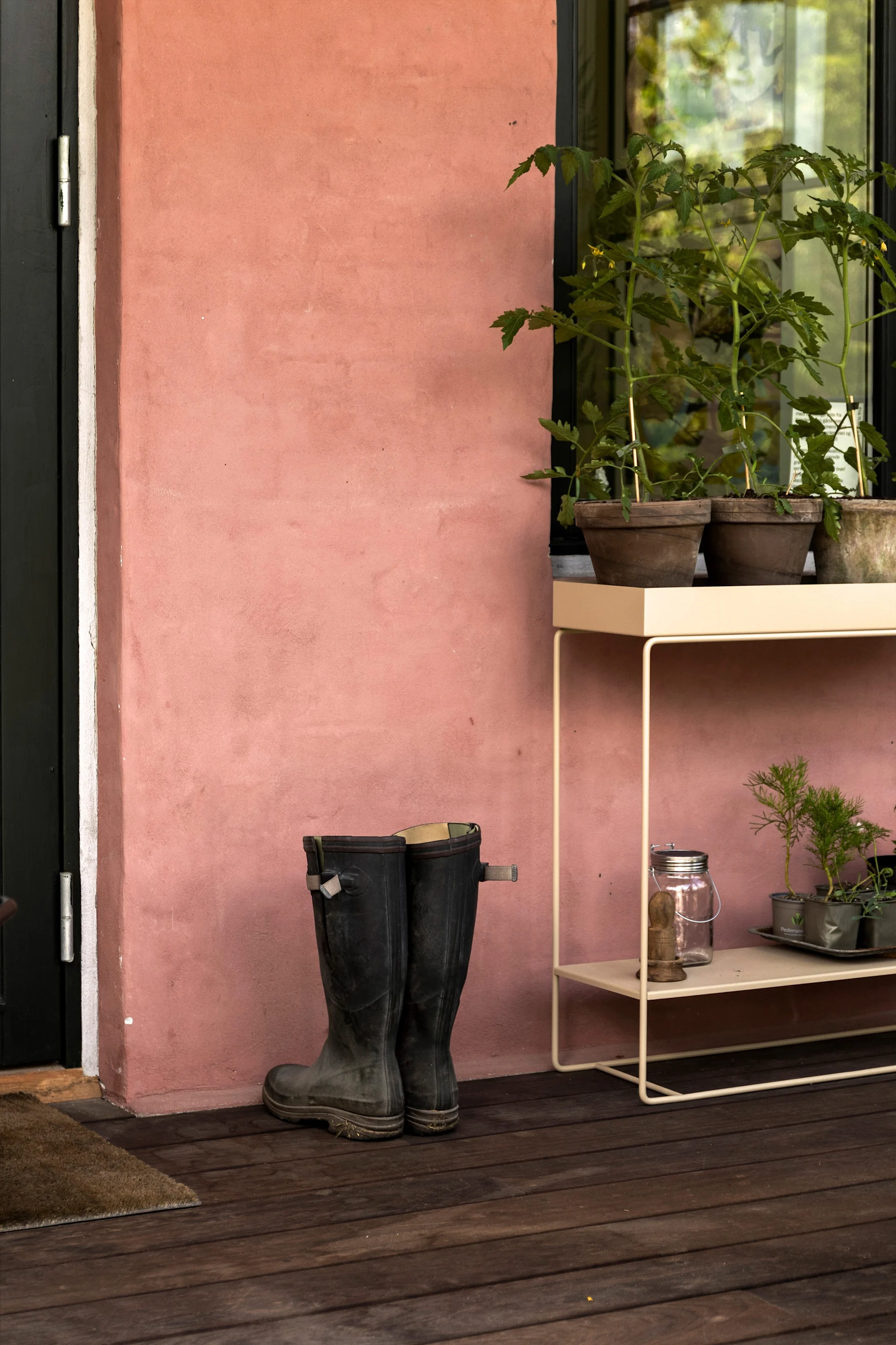 Med Plant box Konsolbord från Ferm Living kan du enkelt samla dina krukor med växter, blommor och odlingar. Ett perfekt exempel på utomhusinredning som ger en grönare uteplats.