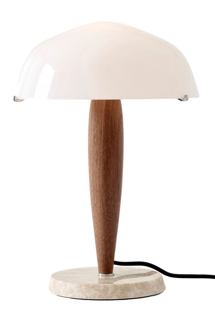 Herman bordslampa i marmor, valnöt och opalglas. Formgiven av Signe Hytte för &Tradition.