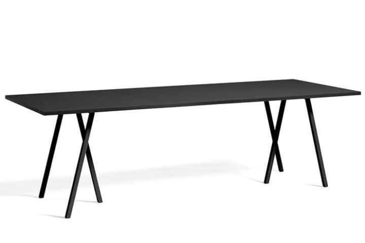 Loop Stand matbord från danska Hay är formgivet av Leif Jørgensen. Matbordet har ett rent uttryck med karakteristiska ben som man skruvar fast i toppskivan. Ett rektangulärt bord som rymmer många och som matchas enkelt med valfria stolar.