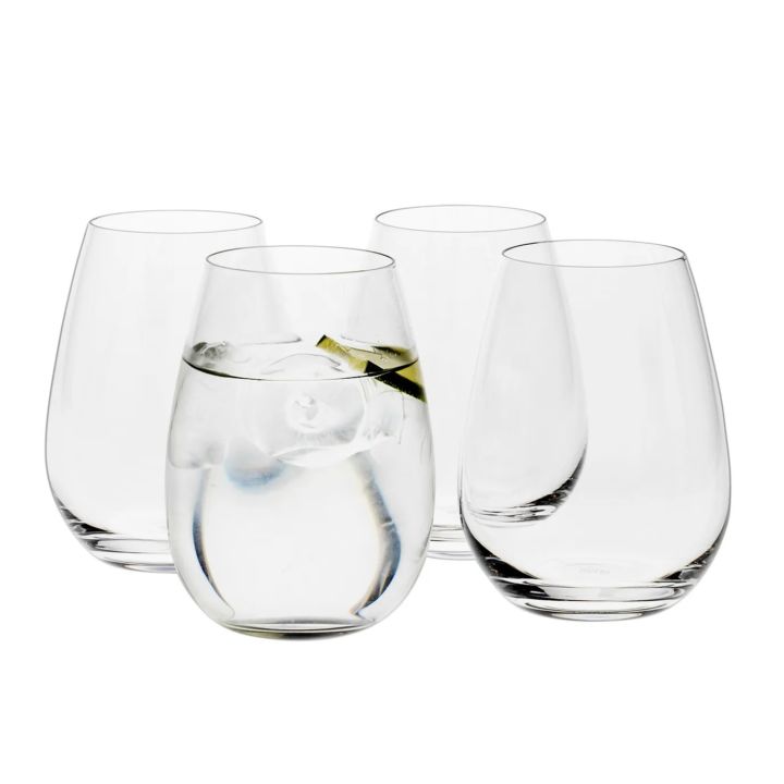 Tunna, enkla vattenglas är goda att dricka ur och är ett måste för en enkel nyårsdukning - här Karlevi vattenglas från Scandi Living.
