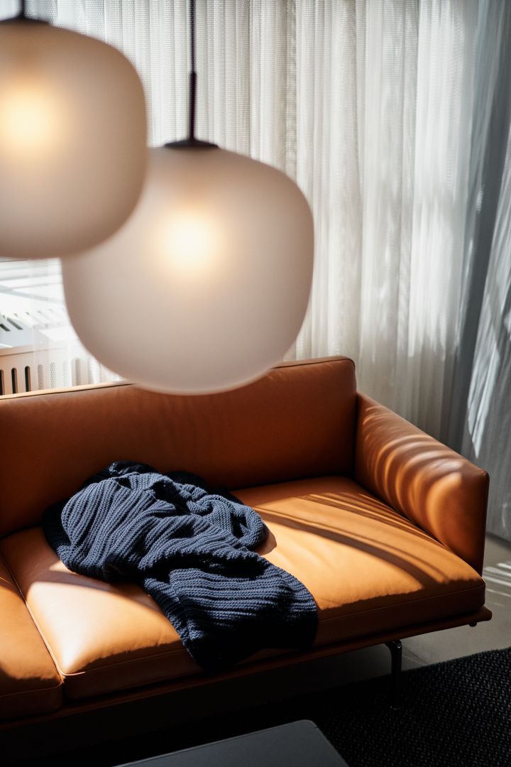 Bild som visar Outline soffa i färgen cognac från Muuto.