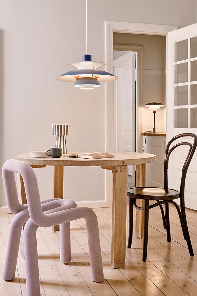 Inred din matplats med rätt belysning som här med en klassisk pendellampa från Louis Poulsen i modellen PH5.