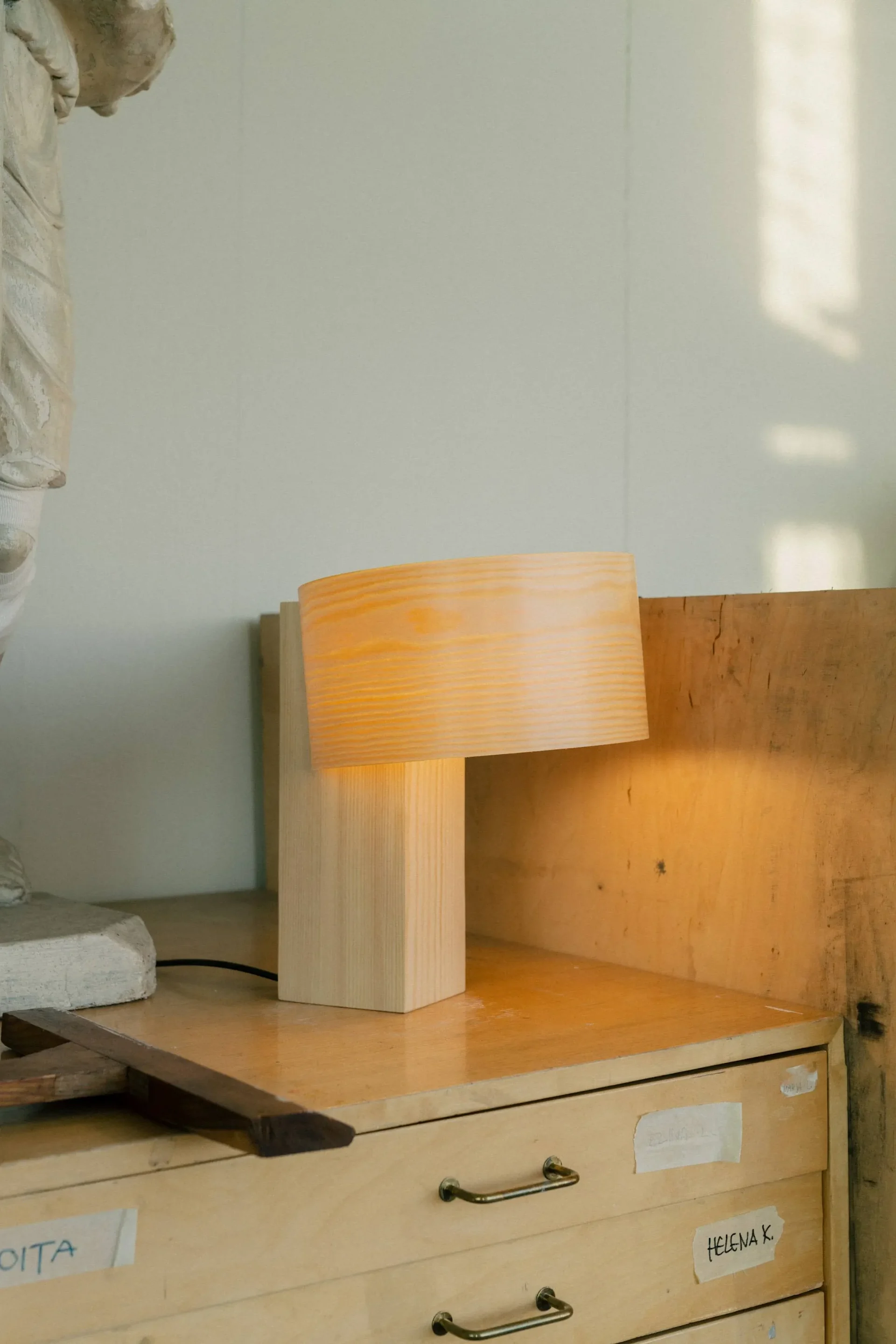 Inred med stora lampor i fönster, har du stora fönsterpartier finns det utrymme att våga vara generös i valet av storlek på lampa. Här har den stora lampan Vinka från Villa Collection i rotting placerats framför ett stort fönsterparti.