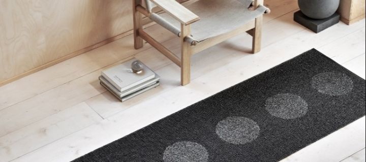 Vera matta i färgen black metallic från Pappelina, placerad i rum med ljust, gammalt trägolv.