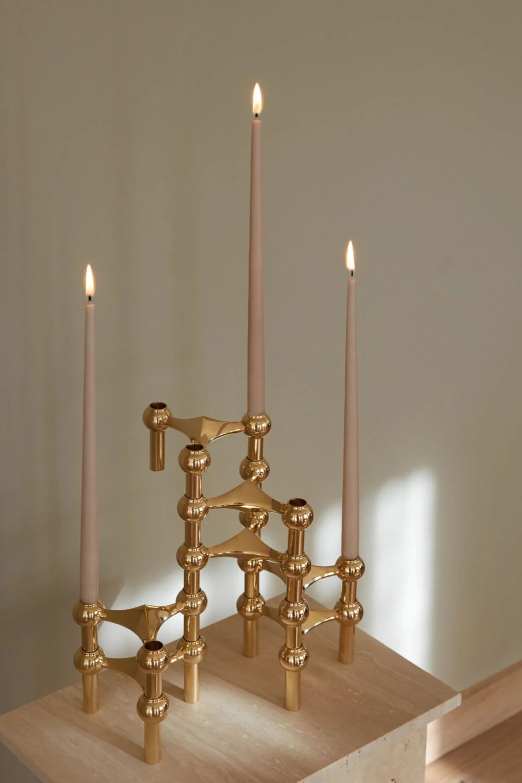 En klassisk bröllopspresent och presenttips till den designintresserade är Stoff Nagel ljusstake som finns i mässing eller andra utföranden. Ljusstaken kan köpas i set om tre eller en och en för att kunna bygga den så stor eller liten du vill.