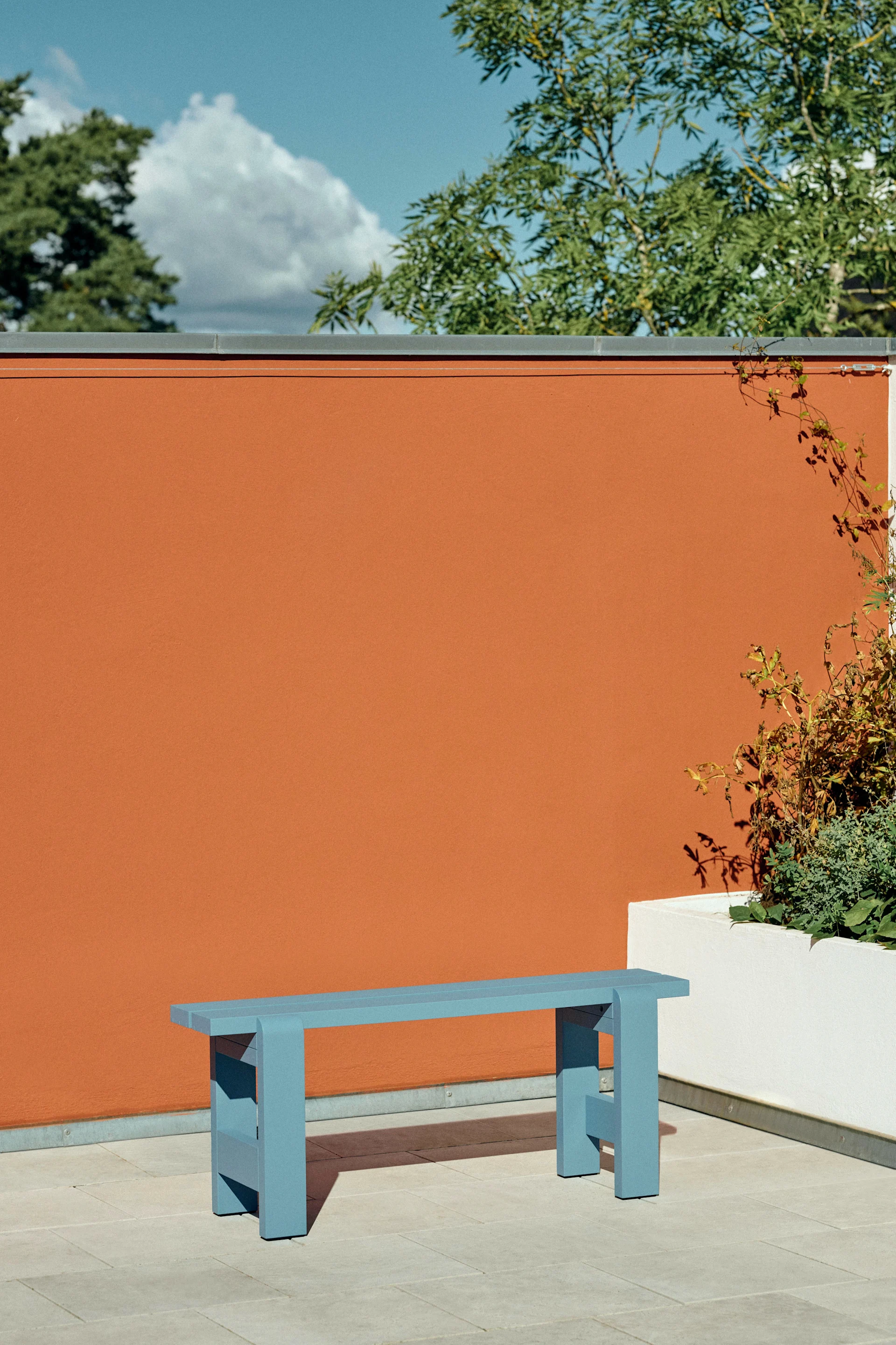 Weekday bänk från HAY i lackerad furu i en ljusblå nyans.