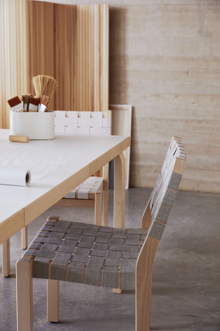 611 stol från Artek, en av alla populära designstolar som Alvar Aalto har formgivit, tillverkad i björk med linnegjord.
