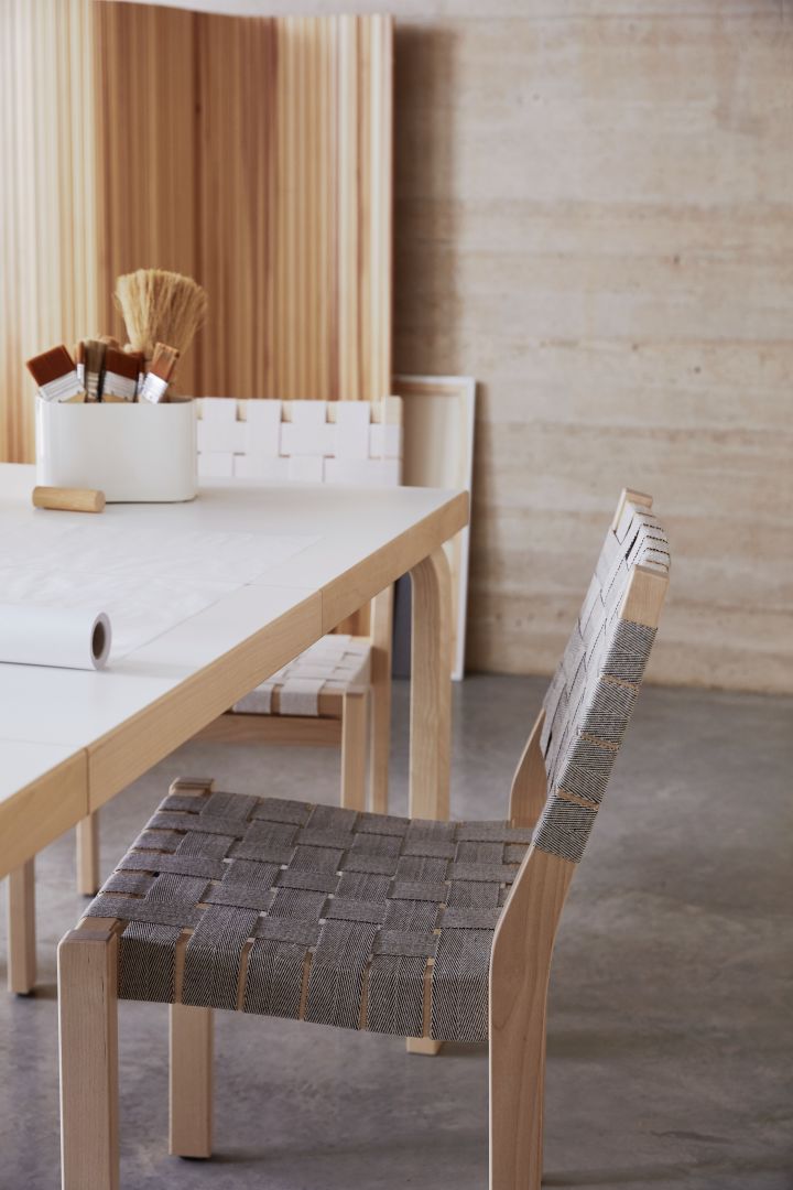 611 stol från Artek, en av alla populära designstolar som Alvar Aalto har formgivit, tillverkad i björk med linnegjord.