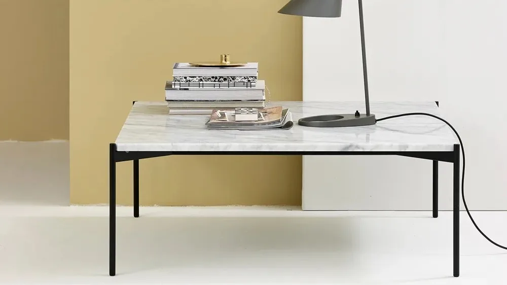 Rengör marmor med anpassade produkter för marmor, undvik varma föremål och torka upp spill för att undvika fula märken. Här Plateau soffbord med vit marmorskiva och svart underrede, från Adea.