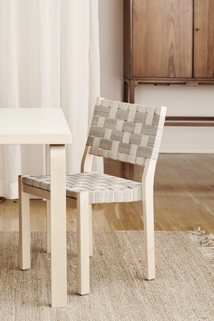 611 stol i björk och linnegjord från Artek, formgiven av Alvar Aalto.