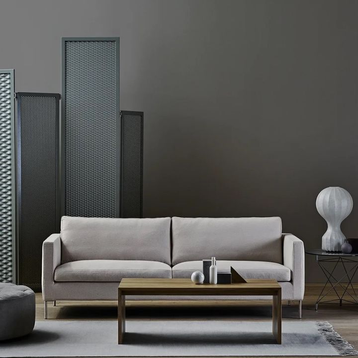 Trenton soffa från Eilersen är en klassisk, rak soffa klädd i tyg, här i grått med stålben.