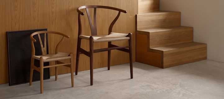 CH24 stol tillsammans med CH24 barnstol från Carl Hansen & Son.