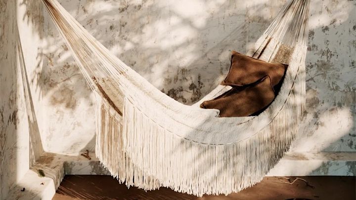 Path hängmatta från Ferm Living är utomhusinredning med extra komfort, en snygg inredningsdetalj som samtidigt erbjuder en extra palts för vila i skuggan eller solen, perfekt för en fin uteplats.