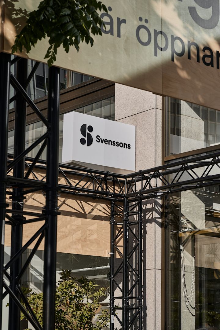 Bild som visar Svenssons-skylt som sitter utanför butiken som ligger på Sergels Torg i Stockhollm.