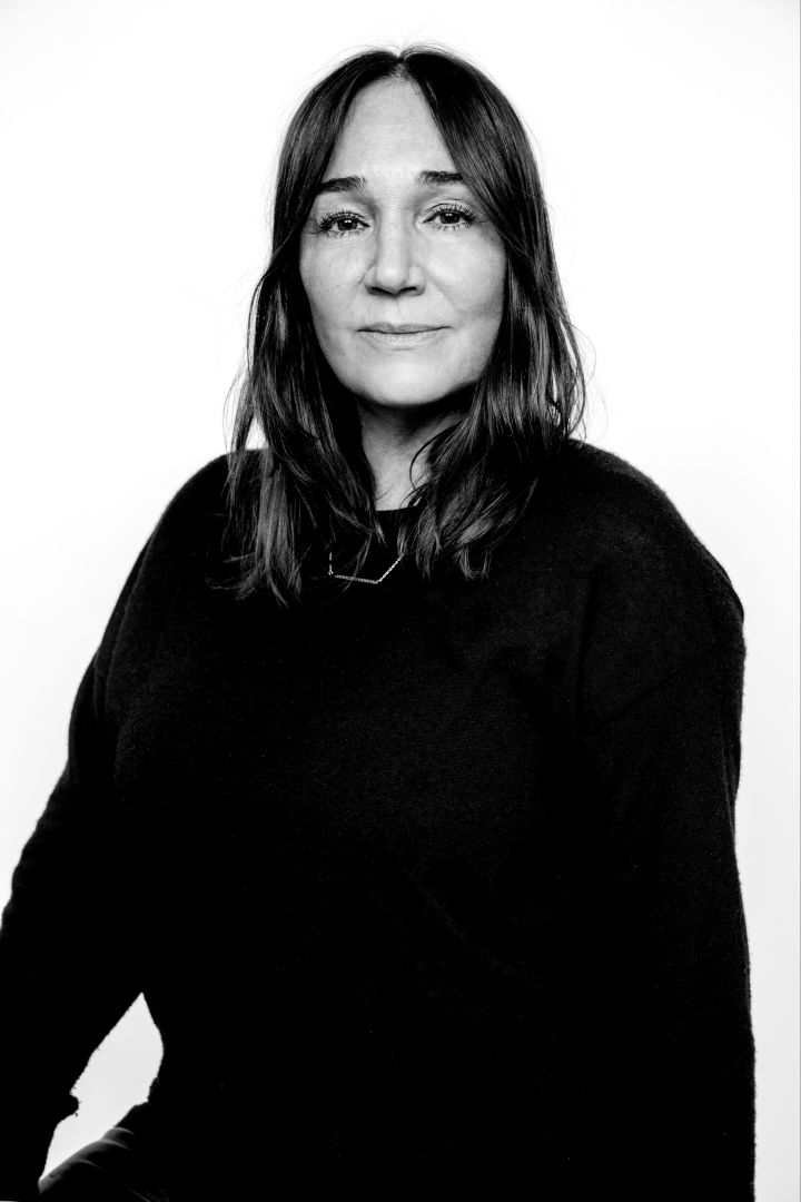 Porträttbild av formgivaren Monica Förster i svart-vitt.
