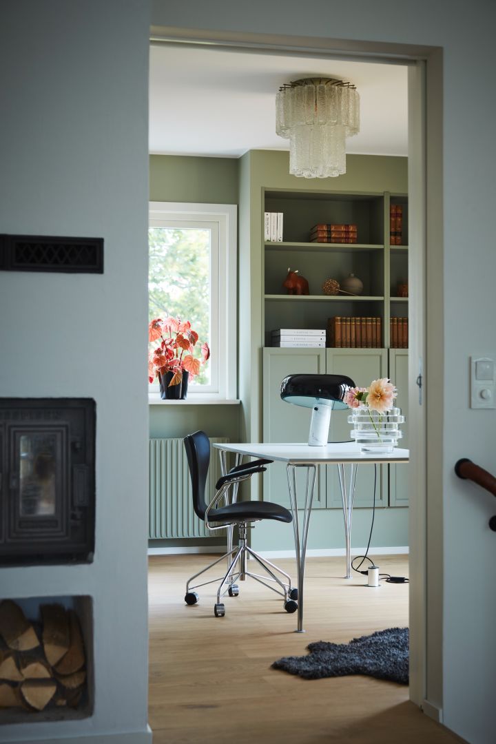 Hemma hos familjen Moser är det inrett med en mix av modernt och designklassiker. Här på hemmakontoret är det möblerat med FH125 skrivbord från Fritz Hansen tillsammans med Sjuan-stol från samma varumärke. På skrivbordet står en Snoopy lampa i svart från Flos.