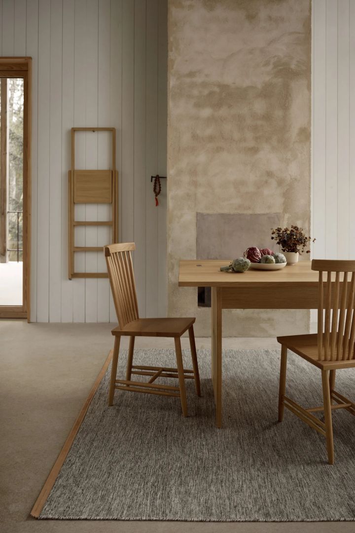 Välj rätt matta, bild som visar matplats med stolar i ek och på golvet ligger ullmattan Björk formgiven av Lena Bergström för Design House Stockholm.