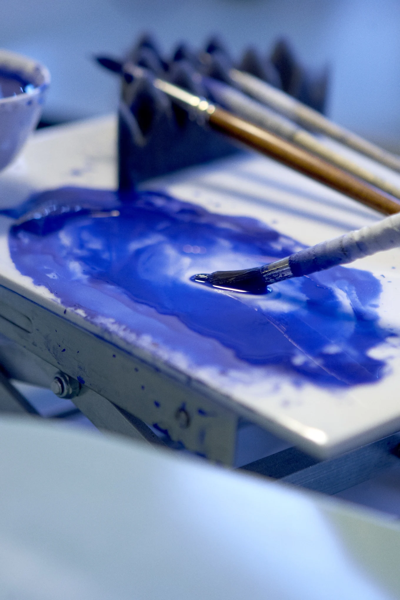 Royal Copenhagens blå porslinsfärg som används vid handmålning av det blåvita porslinet.