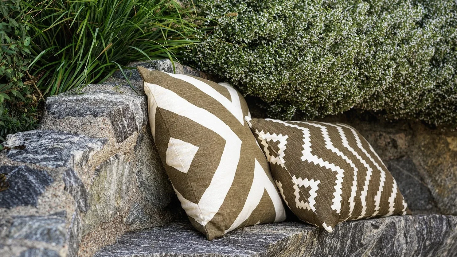 Impal outdoor kudde från Chatwal & Jonsson är en kudde anpassad för uteplatsen.