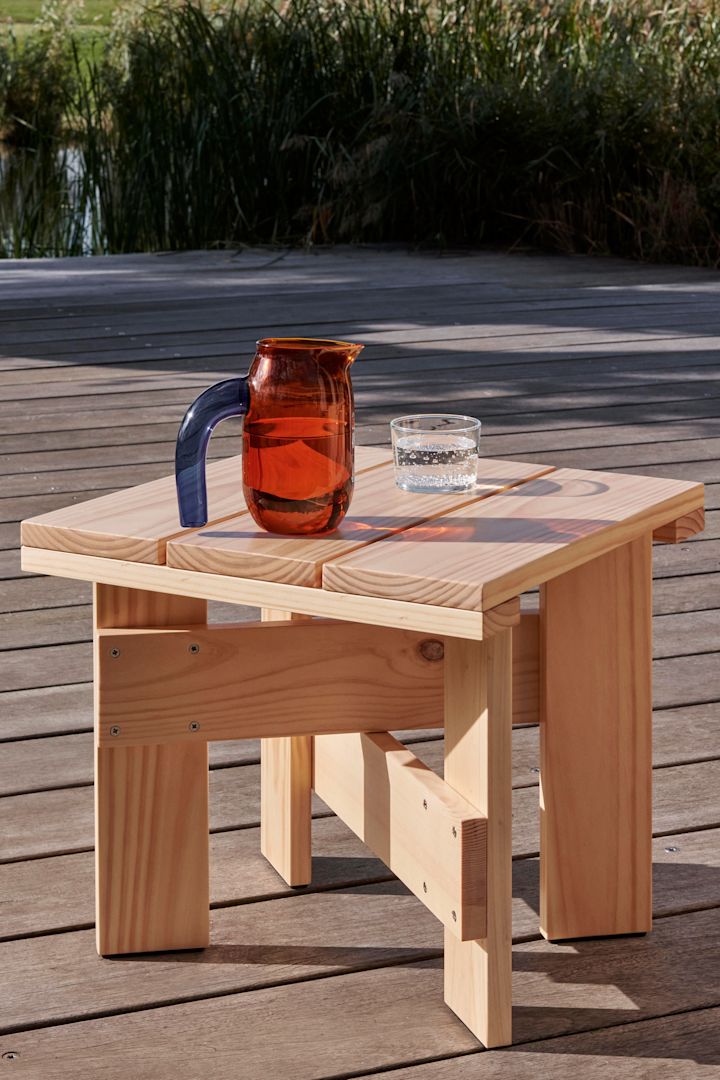 Bild som visar Crate side table loungebord från HAY, ett litet kvadratiskt bord i furu med klassiskt korsat underrede.