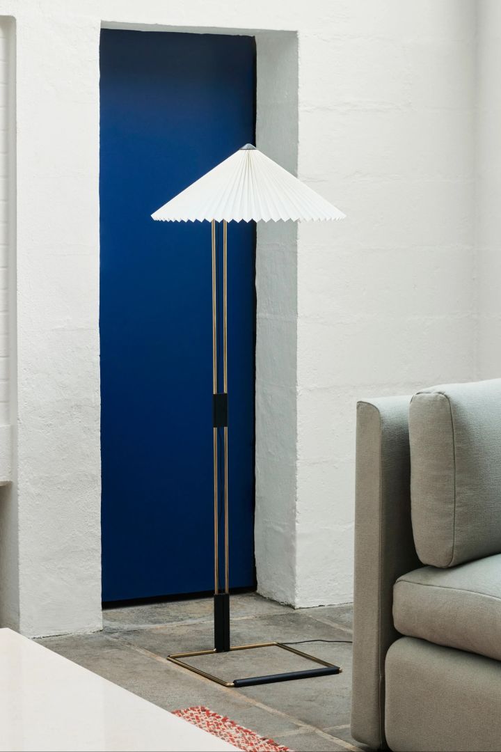 En av alla snygga golvlampor från HAY är Matin golvlampa som finns i flera olika färger. Lampan har ett stilrent stativ i stål med mässingsplätering och en plisserad skärm i PVC.
