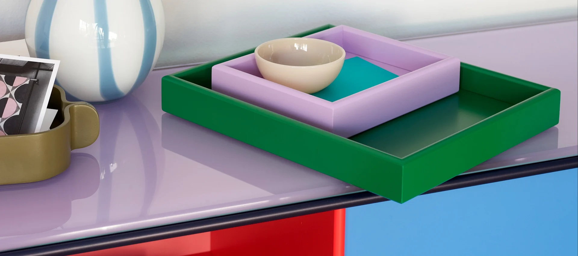 Brickor i lila och grönt tillsammans med randig var i blått och vitt på röd-blå skänk från Montana, färgstark inredning som hjälper till att skapa ett hem i färg.