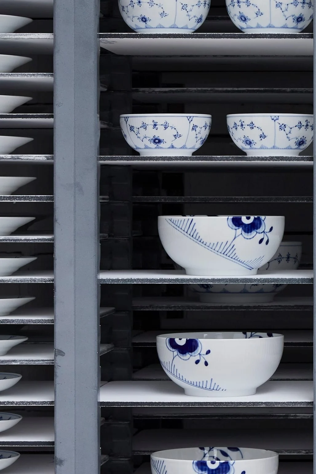 Blue Elements porslin efter bränning i ugnen på Royal Copenhagens fabrik.