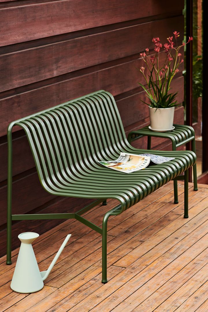 Pallisade soffa och pall i färgen olive från danska HAY, moderna balkong- och trädgårdsmöbler.