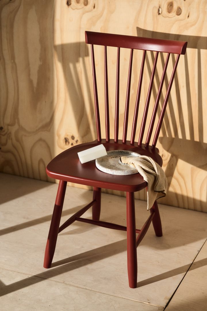 Lilla Åland stol, lackerad i falurött från Stolab, En färglackerad trämöbel rengör du bäst med såpa, vatten och mjuk trasa.