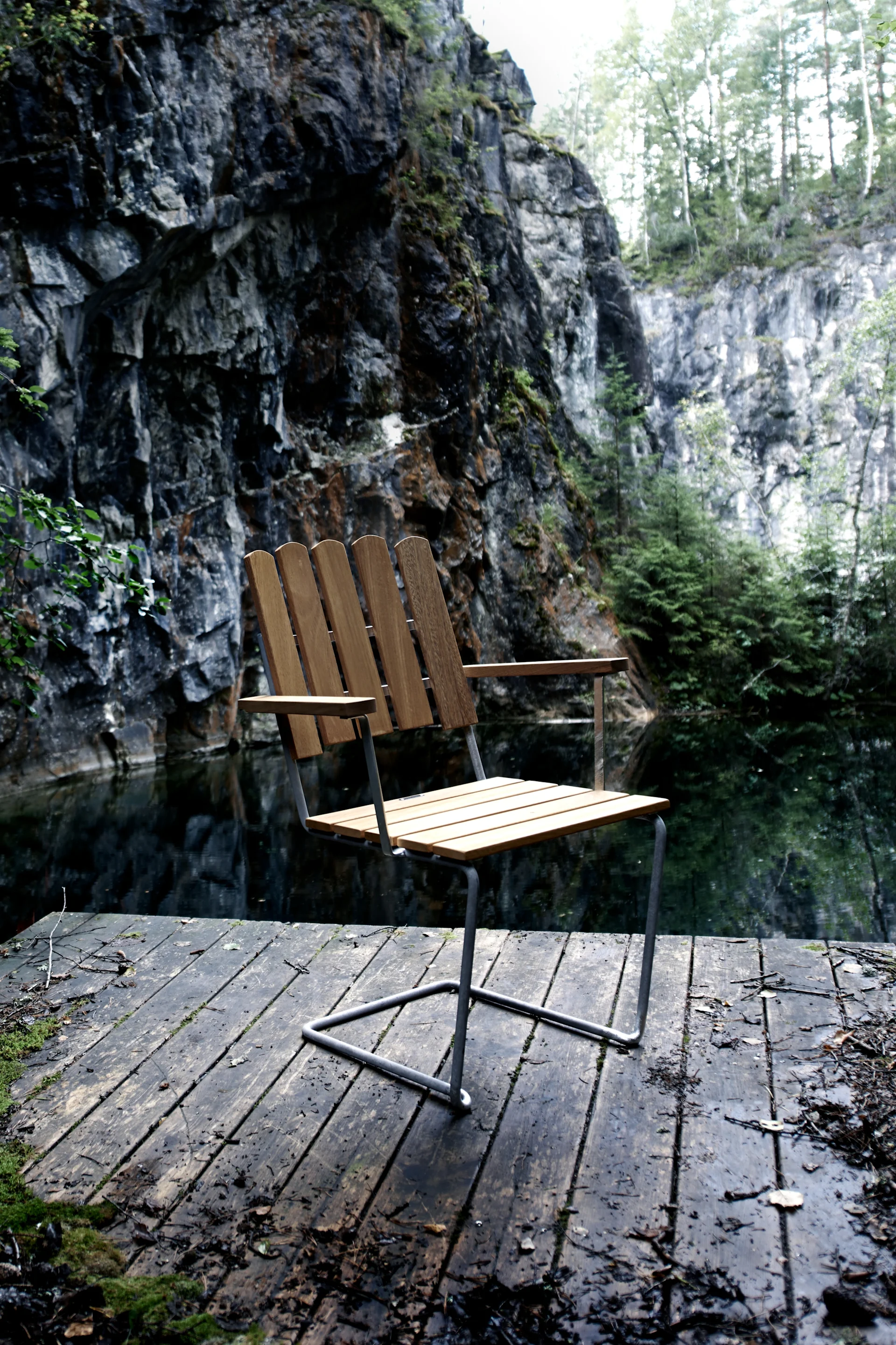 Vinterförvara dina utemöbler väl för att dem ska hålla i många år, utemöbler i teak som A2 stol från Grythyttan Stålmöbler mår bäst att stå svalt men torrt eller under presenning eller möbelskydd.