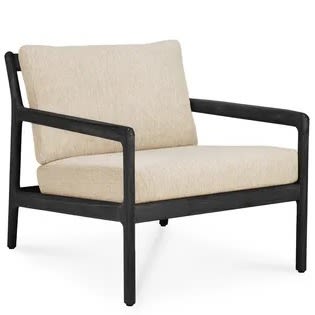 Jack outdoor loungefåtölj från Ethnicraft i svart med naturfärgad dyna.