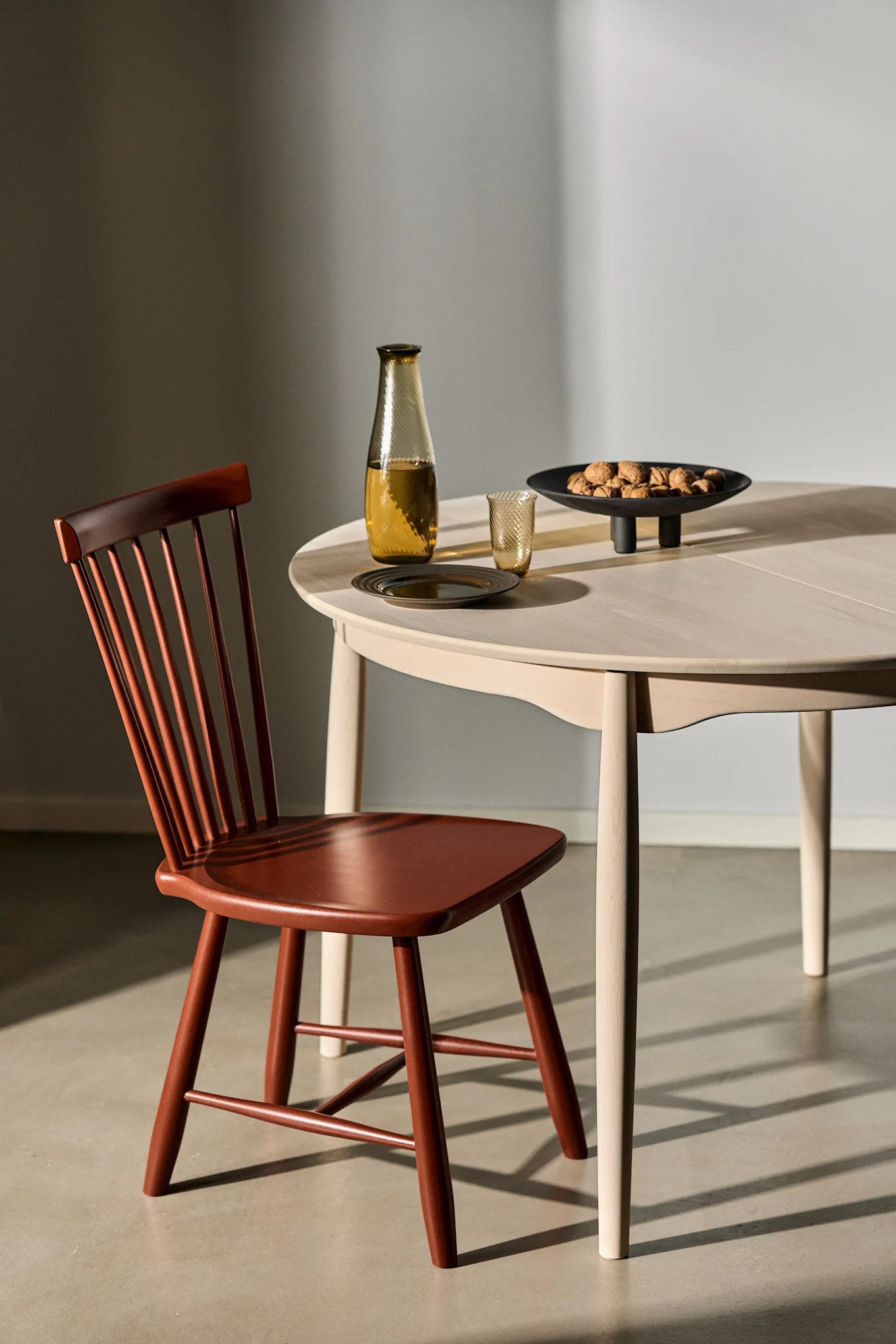 Lilla Åland jubileumsstol i falurött och Carl matbord från Stolab.