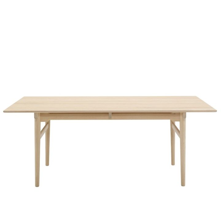 CH237 matbord från Carl Hansen & Søn  är ett bord som rymmer många och som är perfekt för dig som gärna bjuder på större middagar. Det klassiska träbordet har en tidlös design som kan leva vidare i generationer och åldras vackert med tiden.