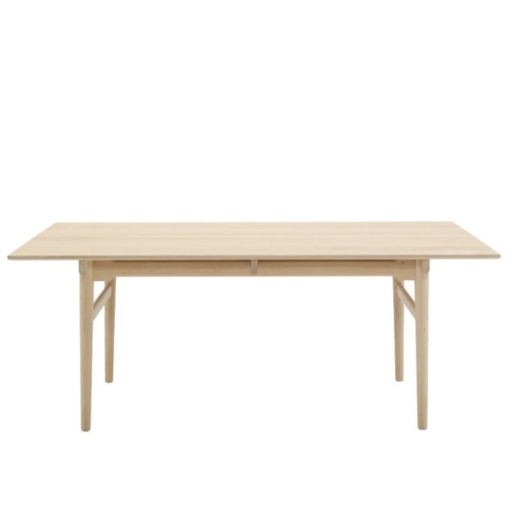 CH237 matbord från Carl Hansen & Søn  är ett bord som rymmer många och som är perfekt för dig som gärna bjuder på större middagar. Det klassiska träbordet har en tidlös design som kan leva vidare i generationer och åldras vackert med tiden.