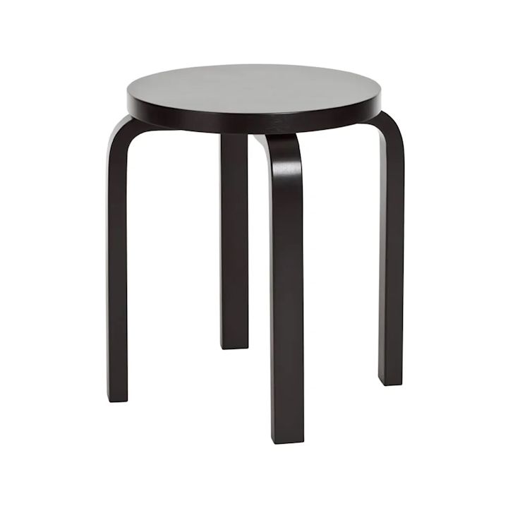 Ett annat julklappstips inom inredning är E60 pall i svart från Artek, formgiven av Alvar Aalto. Pallen är en smart och praktisk sittmöbel som fungerar bra för både vuxna och barn att sitta på.