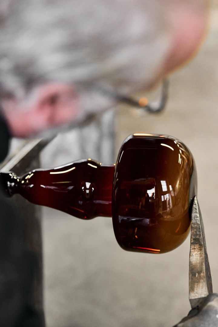 Bild som visar en Drummel-vas när den blir till i glashyttan på Skrufs Glasbruk.