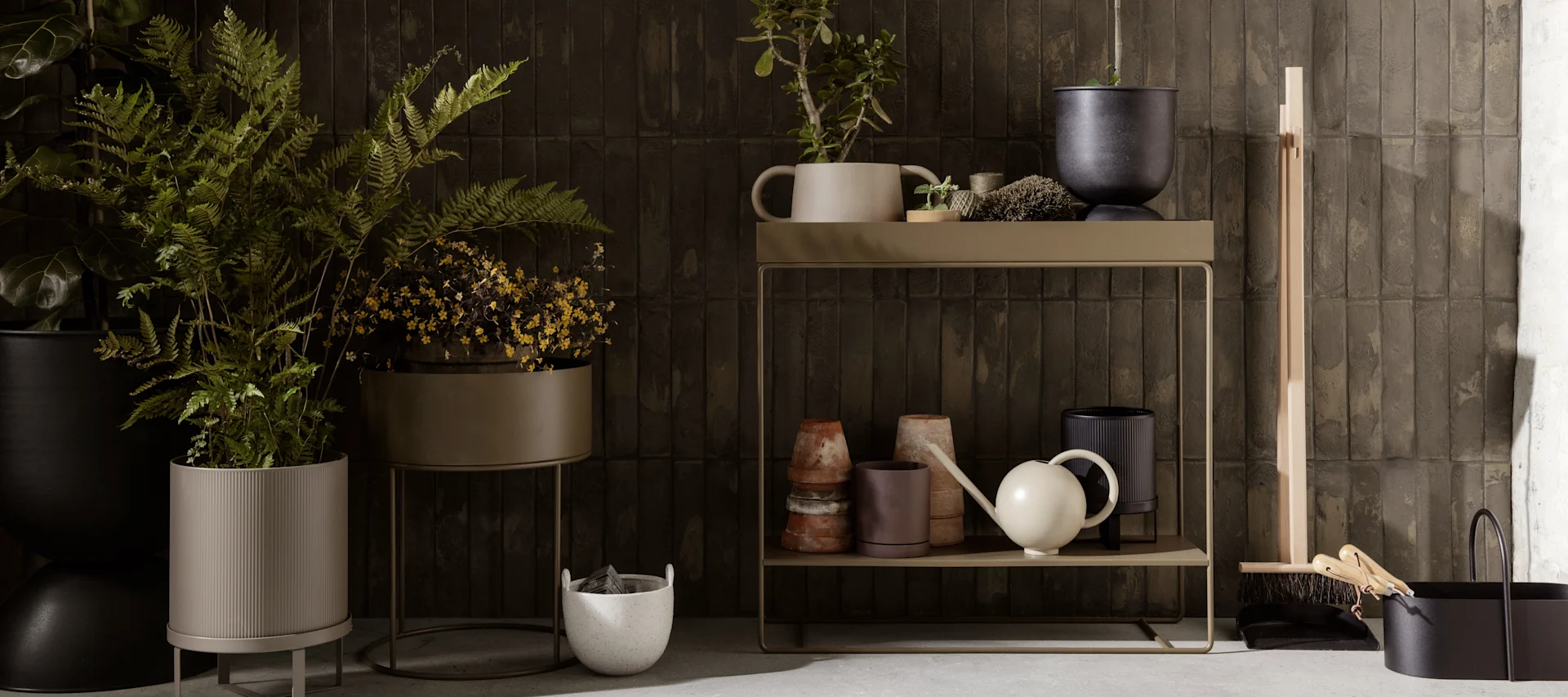 Plant box konsollbord, vattenkanna och krukor från Ferm Living - utomhusinredning och trädgårdstillbehör som ger en fin uteplats.